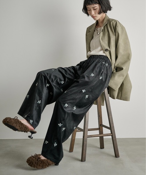 THE YOn（ザヨン）の「フラワーエンブロイダリーベロアイージーパンツ（その他パンツ・レディース・ブラック/ブラウン・FREE）」の4枚目の写真