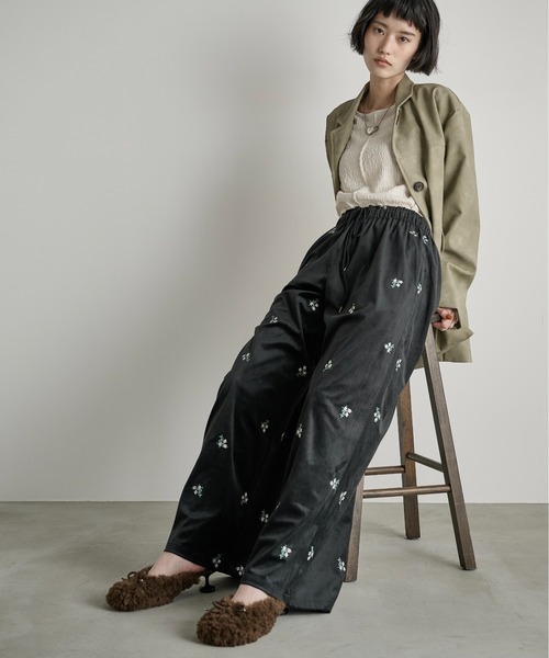 THE YOn（ザヨン）の「フラワーエンブロイダリーベロアイージーパンツ（その他パンツ・レディース・ブラック/ブラウン・FREE）」の5枚目の写真