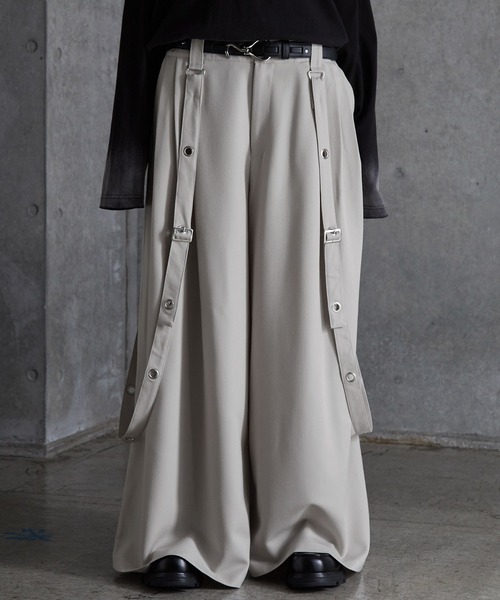 SERACE(セラス)の「【SERACE】Loose silhouette drape mode suspender wide slacks / ルーズシルエットドレープモードサスペンダーワイドスラックス(スラックス・メンズ・ライトグレー/ブラック・L/M/S)」の2枚目の写真