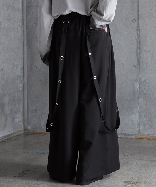 SERACE(セラス)の「【SERACE】Loose silhouette drape mode suspender wide slacks / ルーズシルエットドレープモードサスペンダーワイドスラックス(スラックス・メンズ・ライトグレー/ブラック・L/M/S)」の4枚目の写真