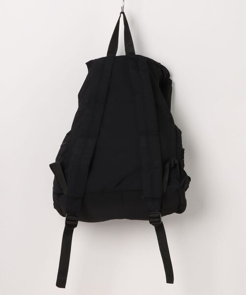 VIBGYOR(ヴィブジョー)の「【IZU】 ナイロンビッグパックリュック(バックパック/リュック・レディース・ブラック/アイボリー/ブラウン・FREE)」の4枚目の写真