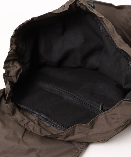 VIBGYOR(ヴィブジョー)の「【IZU】 ナイロンビッグパックリュック(バックパック/リュック・レディース・ブラック/アイボリー/ブラウン・FREE)」の7枚目の写真