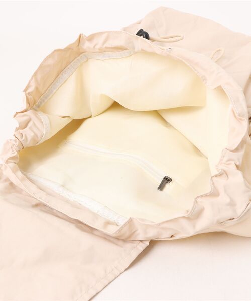 VIBGYOR(ヴィブジョー)の「【IZU】 ナイロンビッグパックリュック(バックパック/リュック・レディース・ブラック/アイボリー/ブラウン・FREE)」の8枚目の写真