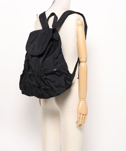 VIBGYOR(ヴィブジョー)の「【IZU】 ナイロンビッグパックリュック(バックパック/リュック・レディース・ブラック/アイボリー/ブラウン・FREE)」の9枚目の写真