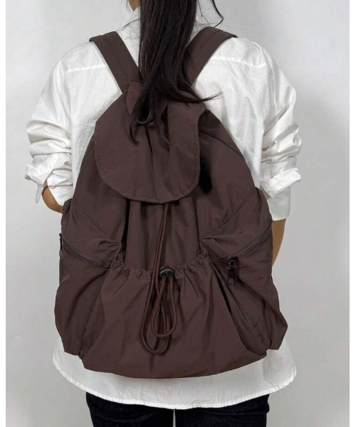 VIBGYOR(ヴィブジョー)の「【IZU】 ナイロンビッグパックリュック(バックパック/リュック・レディース・ブラック/アイボリー/ブラウン・FREE)」の3枚目の写真