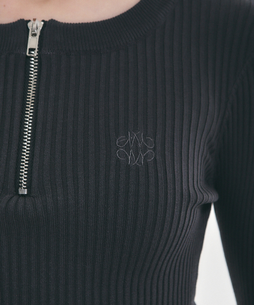 NICK&NICOLE(ニックアンドニコール)の「HALF ZIP UP SLIM CROP TOP_CHARCOAL(Tシャツ/カットソー・レディース・その他・FREE)」の2枚目の写真