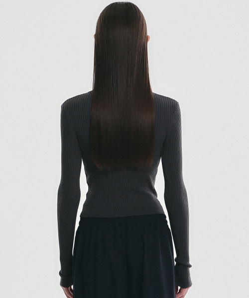 NICK&NICOLE(ニックアンドニコール)の「HALF ZIP UP SLIM CROP TOP_CHARCOAL(Tシャツ/カットソー・レディース・その他・FREE)」の3枚目の写真