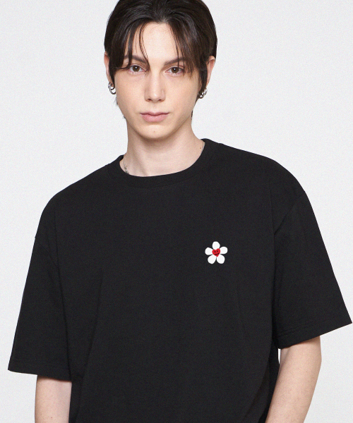 GRAVER（グレーバー）の「[ユニセックス]スモールフラワーハート半袖Tシャツ_ブラック（Tシャツ/カットソー・レディース・ブラック・SMALL/MEDIUM/LARGE/X-LARGE）」の2枚目の写真