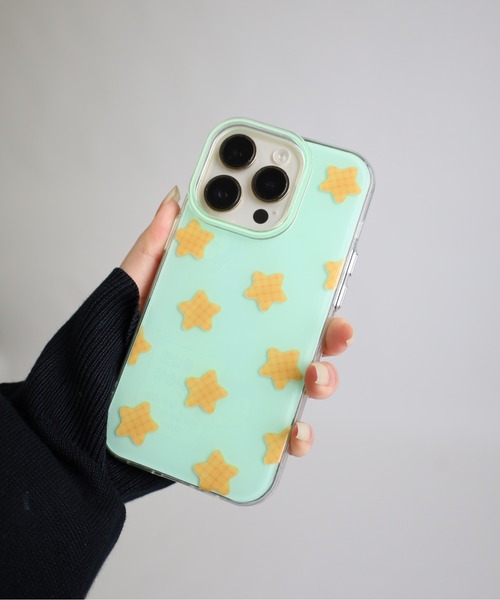 Vini（ヴィニ）の「星のスマホケース（IP13・14・15．16対応）（スマホケース/カバー・レディース・グリーン系その他/ホワイト×ブラック/イエロー× ブルー・iPhone 13/iPhone 14/iPhone 15/iPhone 16/iPhone 14 Pro/iPhone 16 Pro/iPhone 15 Pro）」の2枚目の写真