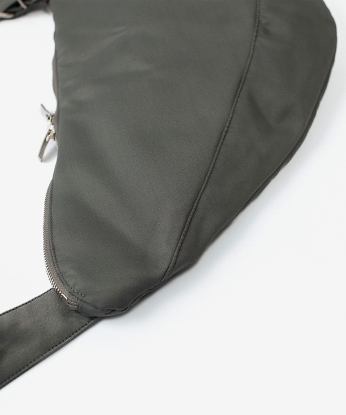 VEIN （ヴェイン）の「リバースサテン ショルダーバッグ / REVERSE SATIN SHOULDER BAG（ショルダーバッグ・メンズ・カーキ/ブラック・ONE SIZE）」の13枚目の写真