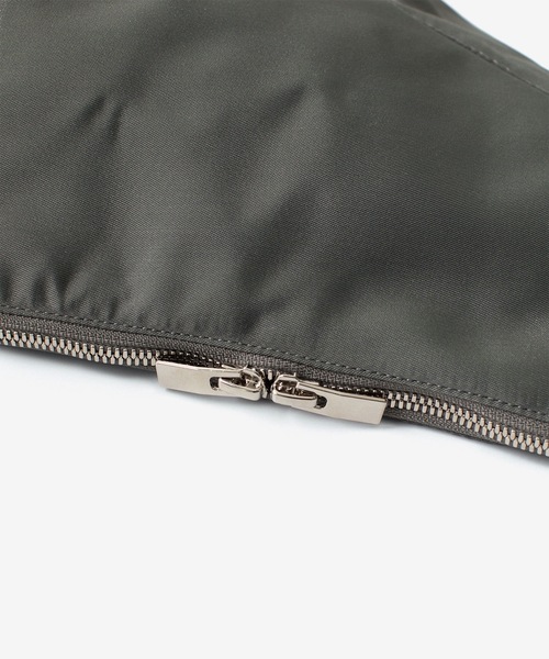 VEIN （ヴェイン）の「リバースサテン ショルダーバッグ / REVERSE SATIN SHOULDER BAG（ショルダーバッグ・メンズ・カーキ/ブラック・ONE SIZE）」の14枚目の写真
