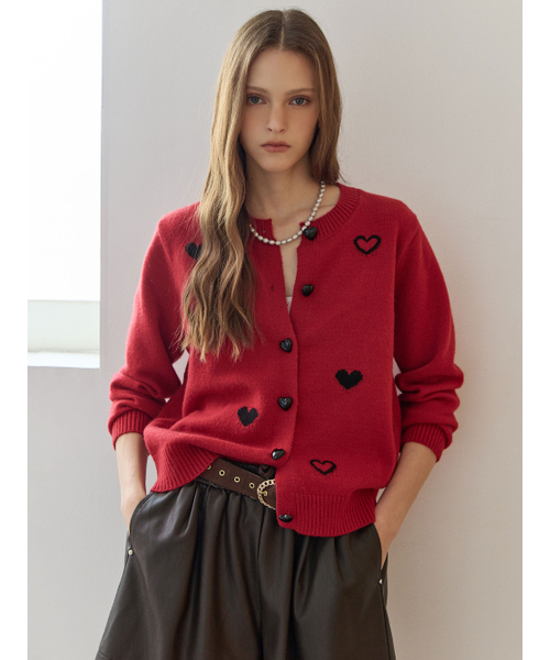 MAXZA(マージャコレクション)の「ハートパターンラウンドネックニットカーディガン(カーディガン/ボレロ・レディース・レッド・FREE)」の2枚目の写真