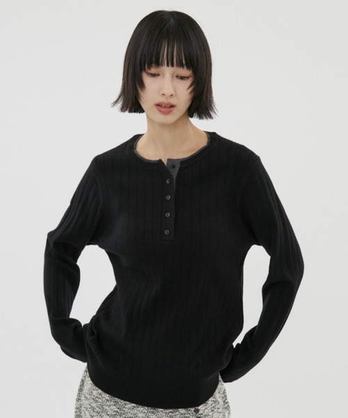 FUULLY STUDIO(フーリィーステューディオ)の「バイカラーヘンリーネックニット(ニット/セーター・レディース・ブラック/チャコールグレー・FREE)」の3枚目の写真