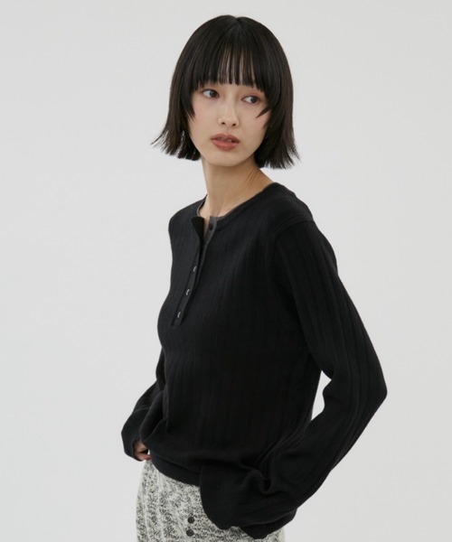 FUULLY STUDIO(フーリィーステューディオ)の「バイカラーヘンリーネックニット(ニット/セーター・レディース・ブラック/チャコールグレー・FREE)」の4枚目の写真
