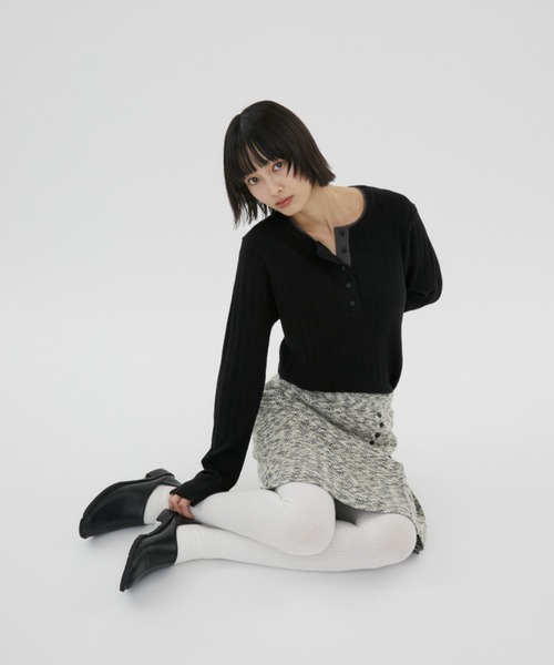 FUULLY STUDIO(フーリィーステューディオ)の「バイカラーヘンリーネックニット(ニット/セーター・レディース・ブラック/チャコールグレー・FREE)」の9枚目の写真