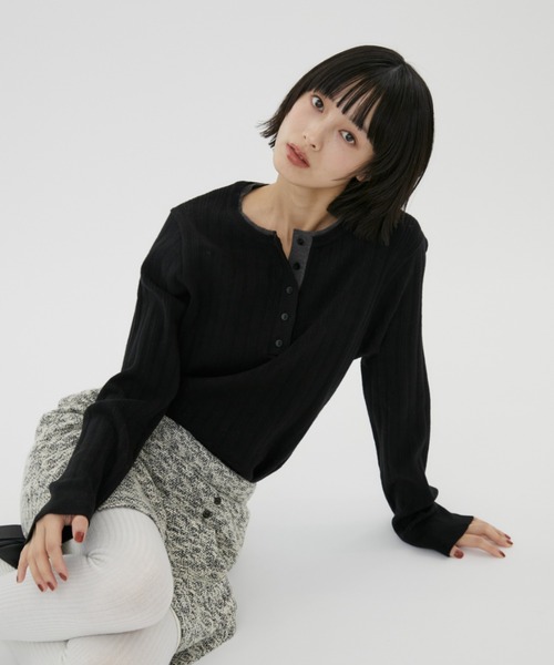 FUULLY STUDIO(フーリィーステューディオ)の「バイカラーヘンリーネックニット(ニット/セーター・レディース・ブラック/チャコールグレー・FREE)」の10枚目の写真