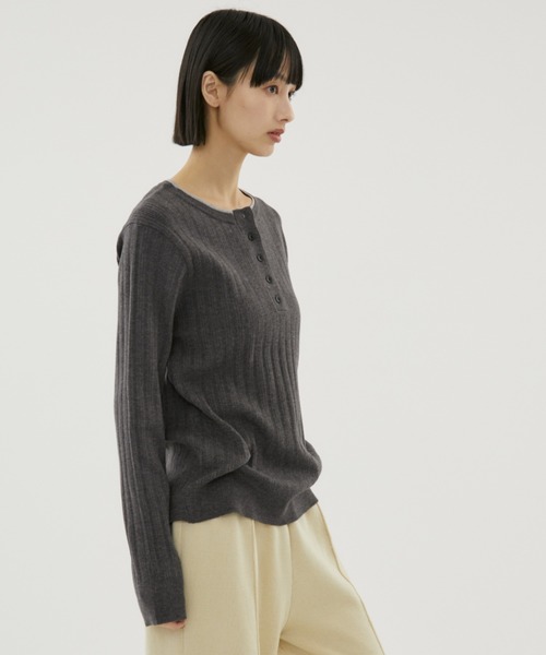 FUULLY STUDIO(フーリィーステューディオ)の「バイカラーヘンリーネックニット(ニット/セーター・レディース・ブラック/チャコールグレー・FREE)」の13枚目の写真