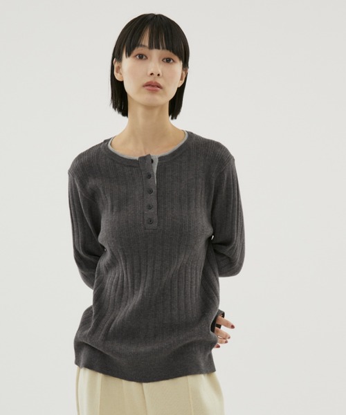 FUULLY STUDIO(フーリィーステューディオ)の「バイカラーヘンリーネックニット(ニット/セーター・レディース・ブラック/チャコールグレー・FREE)」の15枚目の写真