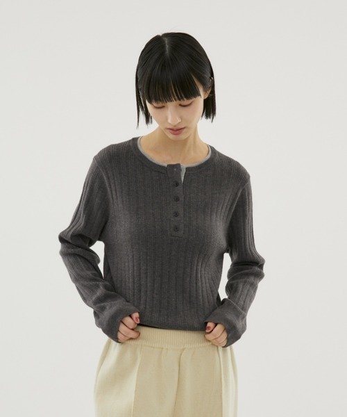 FUULLY STUDIO(フーリィーステューディオ)の「バイカラーヘンリーネックニット(ニット/セーター・レディース・ブラック/チャコールグレー・FREE)」の16枚目の写真