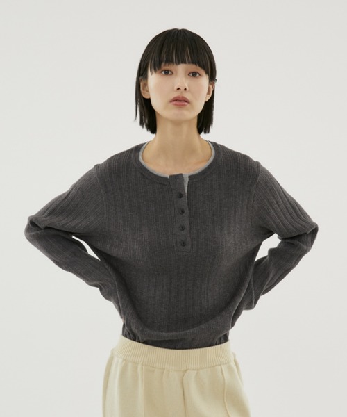 FUULLY STUDIO(フーリィーステューディオ)の「バイカラーヘンリーネックニット(ニット/セーター・レディース・ブラック/チャコールグレー・FREE)」の17枚目の写真