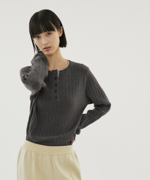 FUULLY STUDIO(フーリィーステューディオ)の「バイカラーヘンリーネックニット(ニット/セーター・レディース・ブラック/チャコールグレー・FREE)」の18枚目の写真
