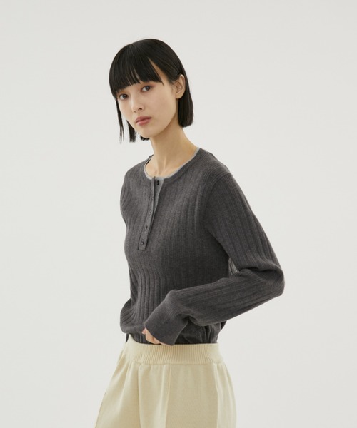 FUULLY STUDIO(フーリィーステューディオ)の「バイカラーヘンリーネックニット(ニット/セーター・レディース・ブラック/チャコールグレー・FREE)」の19枚目の写真
