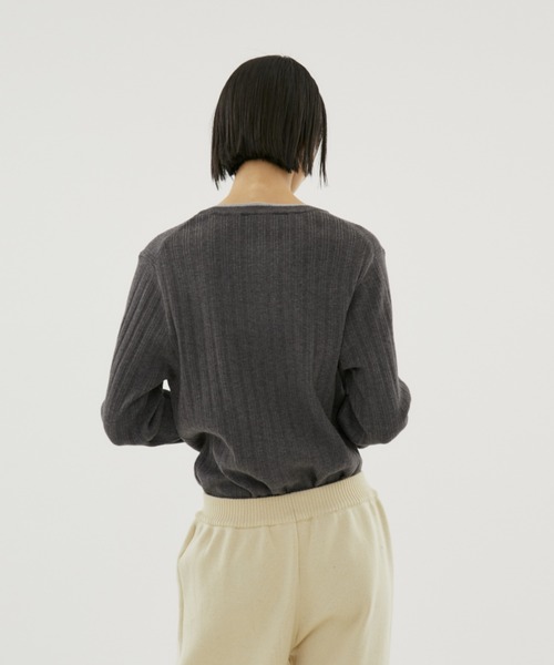 FUULLY STUDIO(フーリィーステューディオ)の「バイカラーヘンリーネックニット(ニット/セーター・レディース・ブラック/チャコールグレー・FREE)」の20枚目の写真