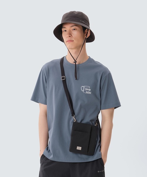 Snow Peak（スノーピーク）の「Snow Peak / Cample Cross Sacoche キャンプルクロスサコッシュ 海外限定（ショルダーバッグ・メンズ・ライトグレー/スミクロ・ONE SIZE）」の2枚目の写真