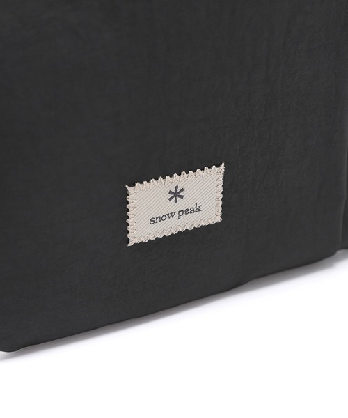 Snow Peak（スノーピーク）の「Snow Peak / Cample Cross Sacoche キャンプルクロスサコッシュ 海外限定（ショルダーバッグ・メンズ・ライトグレー/スミクロ・ONE SIZE）」の11枚目の写真