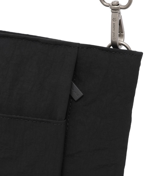 Snow Peak（スノーピーク）の「Snow Peak / Cample Cross Sacoche キャンプルクロスサコッシュ 海外限定（ショルダーバッグ・メンズ・ライトグレー/スミクロ・ONE SIZE）」の7枚目の写真