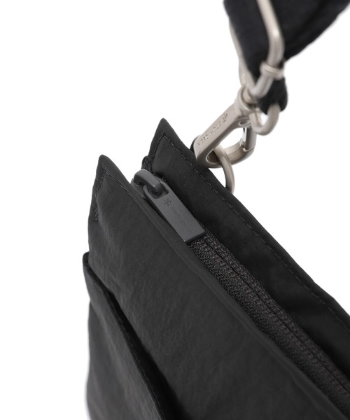 Snow Peak（スノーピーク）の「Snow Peak / Cample Cross Sacoche キャンプルクロスサコッシュ 海外限定（ショルダーバッグ・メンズ・ライトグレー/スミクロ・ONE SIZE）」の9枚目の写真