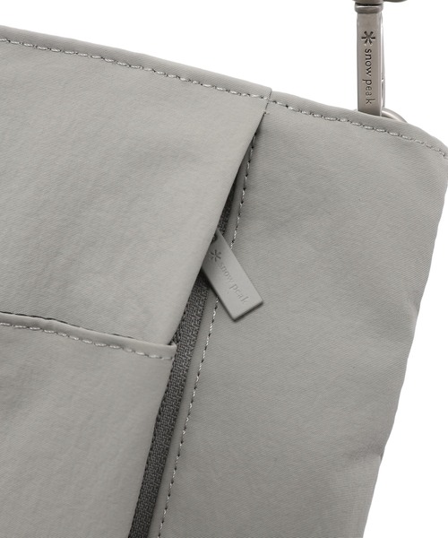 Snow Peak（スノーピーク）の「Snow Peak / Cample Cross Sacoche キャンプルクロスサコッシュ 海外限定（ショルダーバッグ・メンズ・ライトグレー/スミクロ・ONE SIZE）」の15枚目の写真