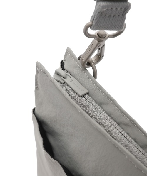 Snow Peak（スノーピーク）の「Snow Peak / Cample Cross Sacoche キャンプルクロスサコッシュ 海外限定（ショルダーバッグ・メンズ・ライトグレー/スミクロ・ONE SIZE）」の17枚目の写真
