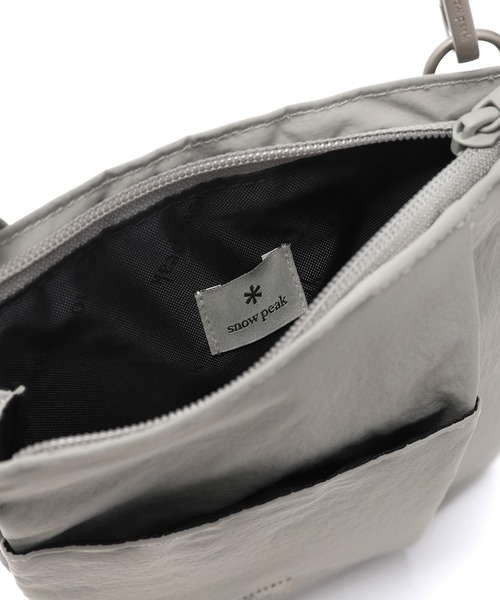 Snow Peak（スノーピーク）の「Snow Peak / Cample Cross Sacoche キャンプルクロスサコッシュ 海外限定（ショルダーバッグ・メンズ・ライトグレー/スミクロ・ONE SIZE）」の18枚目の写真