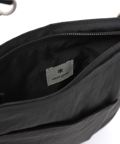 Snow Peak（スノーピーク）の「Snow Peak / Cample Cross Sacoche キャンプルクロスサコッシュ 海外限定（ショルダーバッグ・メンズ・ライトグレー/スミクロ・ONE SIZE）」の10枚目の写真
