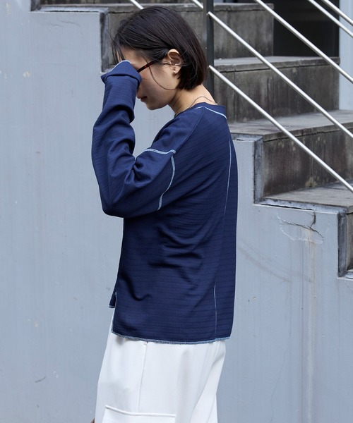 MONO-MART(モノマート)の「シアーワッフル|配色ステッチ サムホールロンT(UVカット・洗える)(Tシャツ/カットソー・レディース・ネイビー/ピンク/ブラウン/グレー/アイボリー/ブラック・FREE)」の11枚目の写真