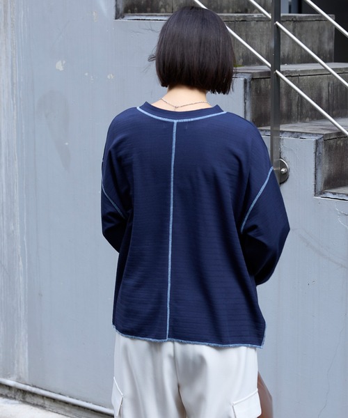 MONO-MART(モノマート)の「シアーワッフル|配色ステッチ サムホールロンT(UVカット・洗える)(Tシャツ/カットソー・レディース・ネイビー/ピンク/ブラウン/グレー/アイボリー/ブラック・FREE)」の12枚目の写真