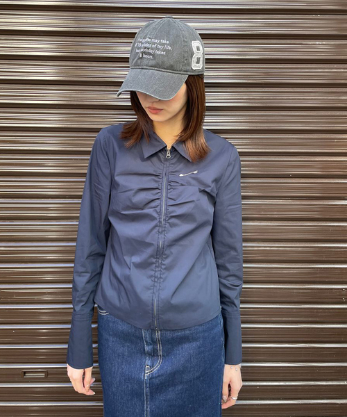 Oriens JOURNAL STANDARD（オリエンス ジャーナルスタンダード）の「フロントジップギャザーシャツ（シャツ/ブラウス・レディース・ホワイト/ネイビー・FREE）」の2枚目の写真