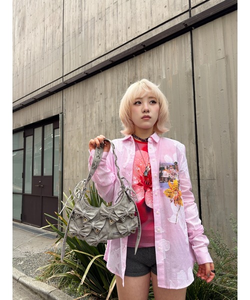 Desigual(デシグアル)の「ピンクフローラルジャカード ポストカードモチーフストライプシャツ(シャツ/ブラウス・レディース・レッド・M/S/XS/L/XL)」の7枚目の写真