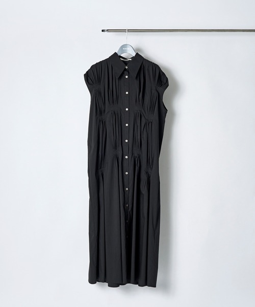 RUMCHE(ラムシェ)の「Cotton Bundled Tuck Dress / コットンバンドルタックドレス(ワンピース・レディース・ブラック/ホワイト/ネイビー・FREE)」の2枚目の写真