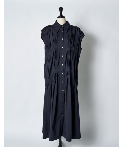 RUMCHE(ラムシェ)の「Cotton Bundled Tuck Dress / コットンバンドルタックドレス(ワンピース・レディース・ブラック/ホワイト/ネイビー・FREE)」の10枚目の写真