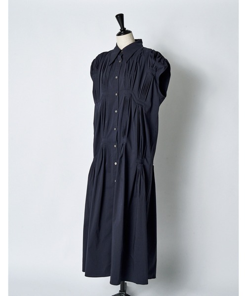 RUMCHE(ラムシェ)の「Cotton Bundled Tuck Dress / コットンバンドルタックドレス(ワンピース・レディース・ブラック/ホワイト/ネイビー・FREE)」の9枚目の写真