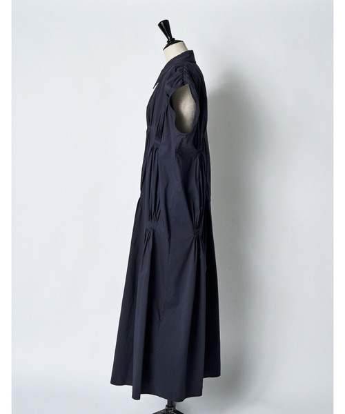 RUMCHE(ラムシェ)の「Cotton Bundled Tuck Dress / コットンバンドルタックドレス(ワンピース・レディース・ブラック/ホワイト/ネイビー・FREE)」の8枚目の写真