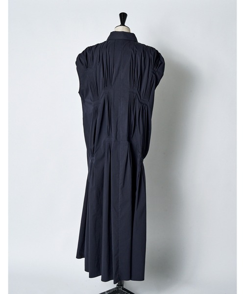 RUMCHE(ラムシェ)の「Cotton Bundled Tuck Dress / コットンバンドルタックドレス(ワンピース・レディース・ブラック/ホワイト/ネイビー・FREE)」の7枚目の写真