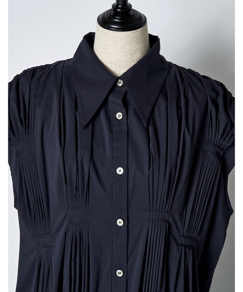 RUMCHE(ラムシェ)の「Cotton Bundled Tuck Dress / コットンバンドルタックドレス(ワンピース・レディース・ブラック/ホワイト/ネイビー・FREE)」の6枚目の写真