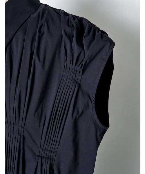 RUMCHE(ラムシェ)の「Cotton Bundled Tuck Dress / コットンバンドルタックドレス(ワンピース・レディース・ブラック/ホワイト/ネイビー・FREE)」の5枚目の写真