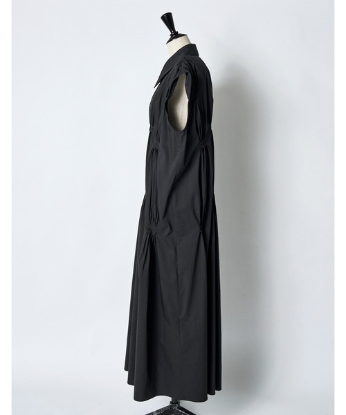 RUMCHE(ラムシェ)の「Cotton Bundled Tuck Dress / コットンバンドルタックドレス(ワンピース・レディース・ブラック/ホワイト/ネイビー・FREE)」の17枚目の写真