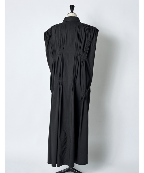 RUMCHE(ラムシェ)の「Cotton Bundled Tuck Dress / コットンバンドルタックドレス(ワンピース・レディース・ブラック/ホワイト/ネイビー・FREE)」の16枚目の写真