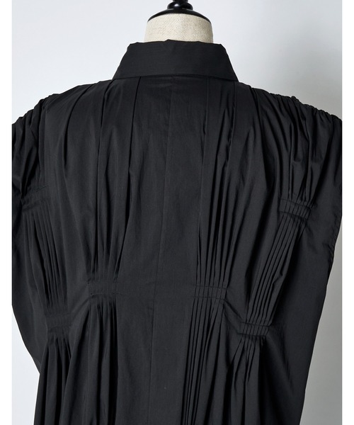 RUMCHE(ラムシェ)の「Cotton Bundled Tuck Dress / コットンバンドルタックドレス(ワンピース・レディース・ブラック/ホワイト/ネイビー・FREE)」の12枚目の写真
