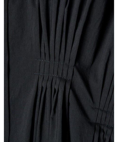 RUMCHE(ラムシェ)の「Cotton Bundled Tuck Dress / コットンバンドルタックドレス(ワンピース・レディース・ブラック/ホワイト/ネイビー・FREE)」の13枚目の写真